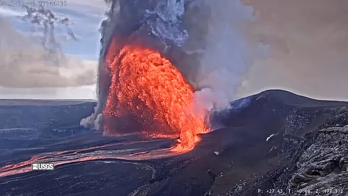 yer-altindan-gelen-38inci-ates-kilauea-patlamalari-zinciri-suruyor-1765251433346.jpg Kilauea Yanardağı yeniden lav püskürtüyor. (DHA)