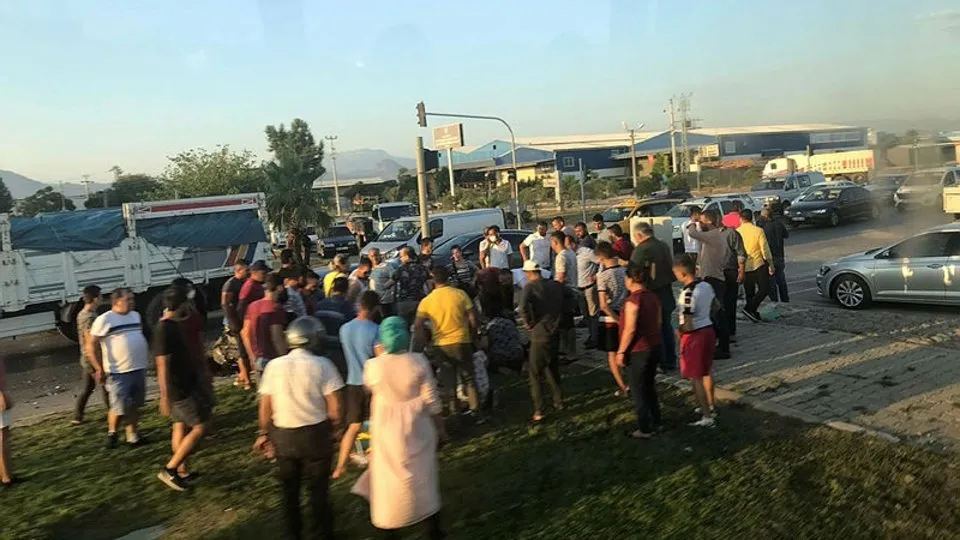 Kırmızı ışıkta bekleyen araca arkadan çarptı: 5 yaralı