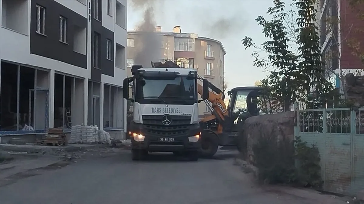 Çöp kamyonu kasasında yangın! Kepçe operatörü kumla söndürdü