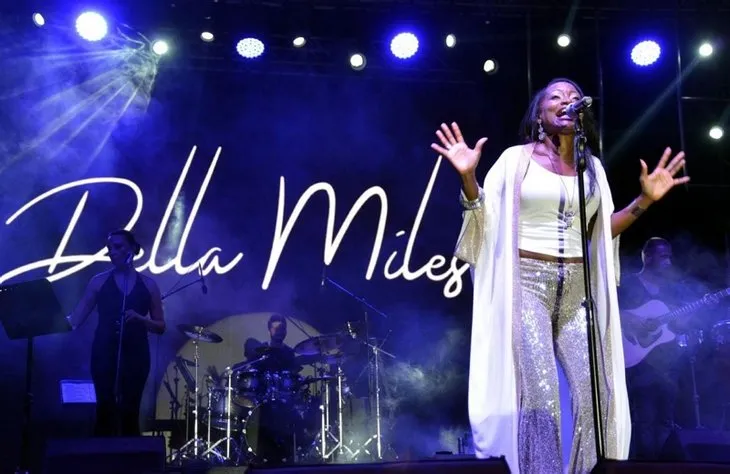 ABD’li şarkıcı Della Miles’ten Ayasofya açıklaması: Tekrar ibadete açılması…