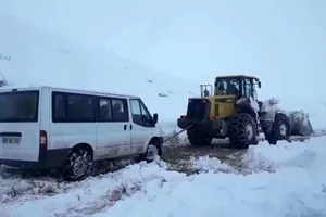 Seçim görevlileri mahsur kaldı