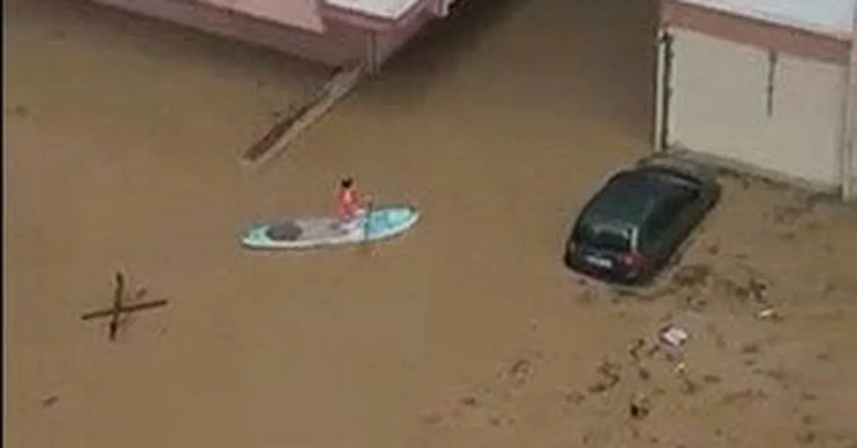 İzmir sele teslim! Vatandaşlar apartmanına kanoyla ulaştı