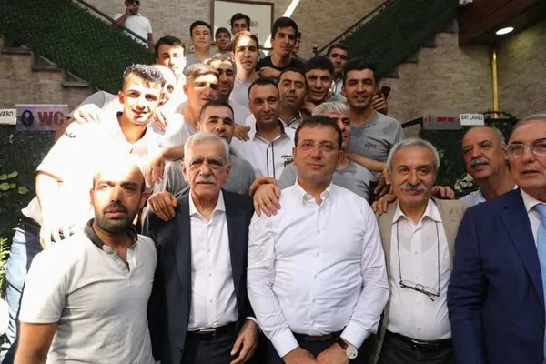 1678291926758.jpg Selahattin Demirtaş'ın çağrısı sonrası CHP'li Özgür Özel'den HDP'ye ziyaret sinyali: Uzak olmayan bir tarihte HDP'yi ziyaret edeceğiz - 4