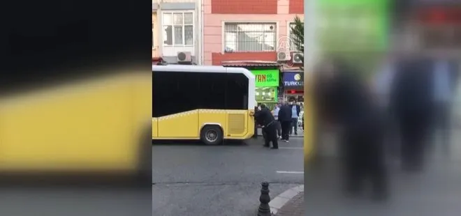 İstanbul Fatih’te arızalanan İETT otobüsü vatandaşlar tarafından itildi