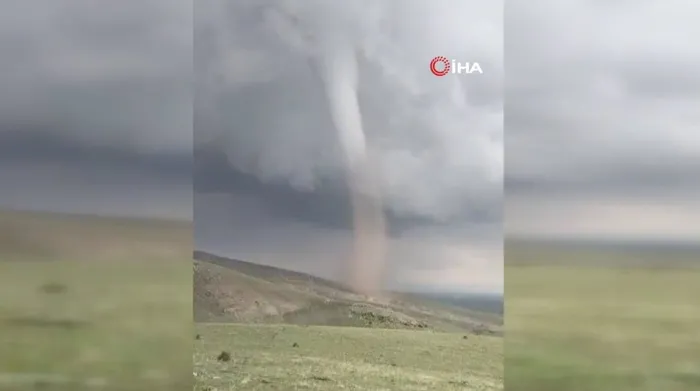 Birçok ili sağanak ve fırtına vurdu! Erzurum'da dev hortum evlerin çatılarını uçurdu - 4