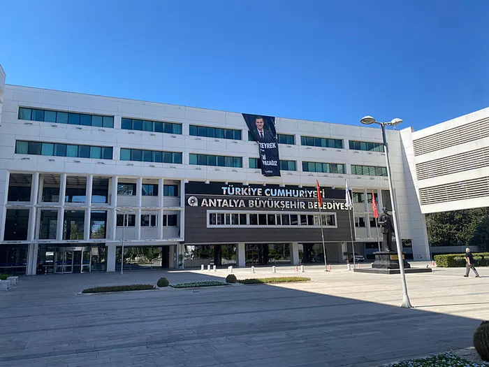 Antalya’daki yolsuzlukta deliller ortaya çıktı! Oğul Böcek rüşvet parasıyla konut almış | Eski gelin hakkında karar