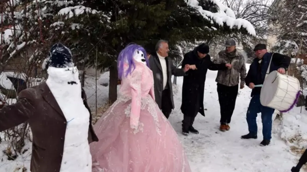 Kardan gelin ve damat yaptılar, halay çekip eğlendiler