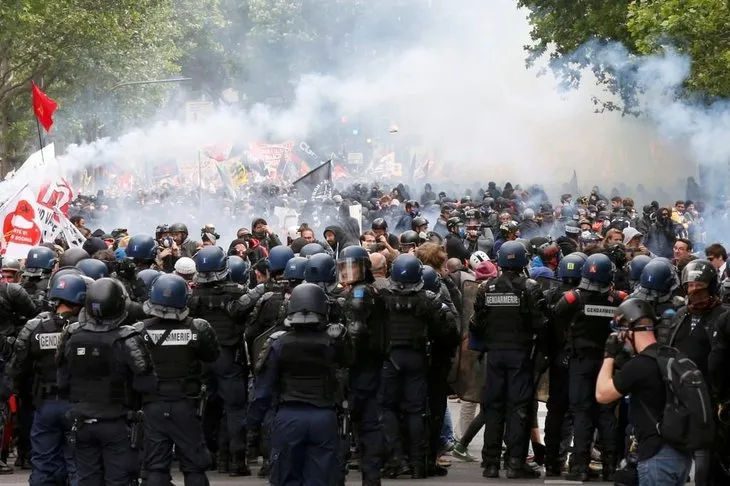 Paris’te iş yasası karşıtı protestolarda çatışmalar yaşanıyor