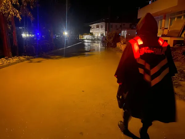 1640927620860.jpg Bozburun sular altında kaldı CHP'li Marmaris Belediye Başkanı Mehmet Oktay keyfini bozmadı! - 5