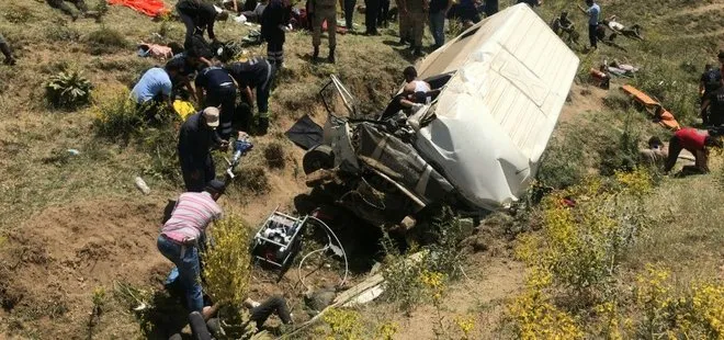 Van Özalp’te göçmenleri taşıyan minibüs takla attı: 17 ölü