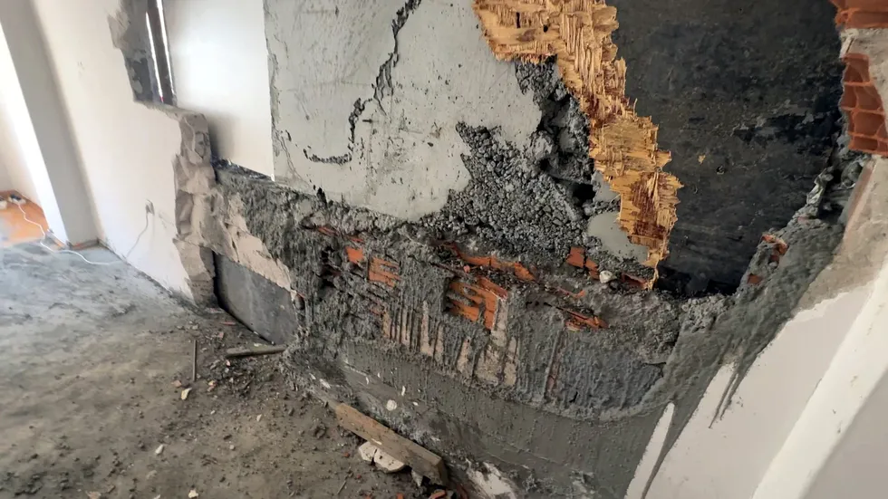 Komşu inşaattan gelen beton kabusu! Duvar delindi, salon kullanılamaz hale geldi - 2