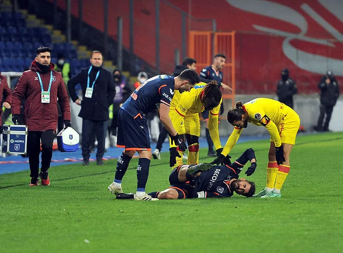Yeşil sahalarda çirkin görüntü! Başakşehirli Emre Çolak sağlık çalışanını itti