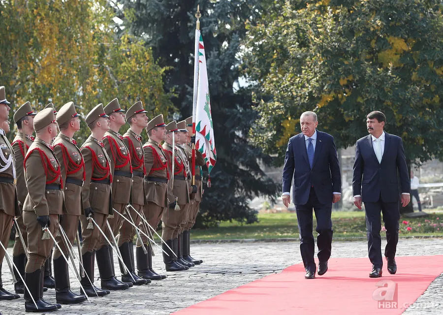 Başkan Erdoğan Janos Ader tarafından resmi törenle karşılandı 6