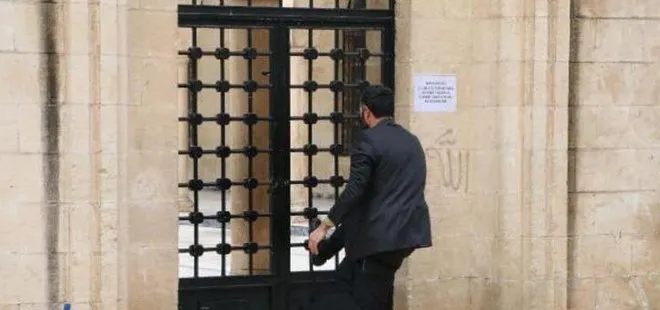 Şanlıurfa’da caminin kilitli kapısını zorlayan cemaate polis engeli
