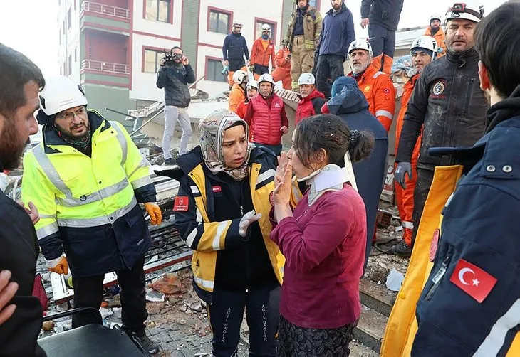 Depremden saatler sonra mucize kurtuluşlar! Umutlu bekleyişler sürüyor