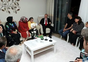 Başkan Erdoğan'a şiir yazan Ecemsu'nun ailesinden flaş açıklama! İşte yıllar önce çekilen fotoğrafın anısı
