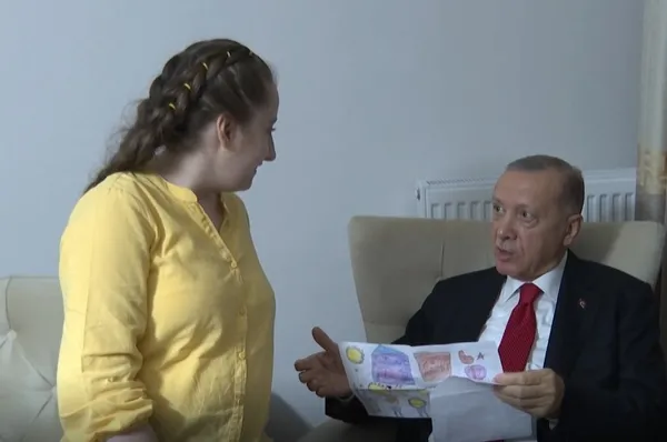 baskan-erdoganin-kendisine-yazilan-siire-tepkisi-gulumsetti-ne-minigi-185-boyundayim-1660942622664.jpg Başkan Erdoğan'ın kendisine yazılan şiire tepkisi gülümsetti: Ne miniği 1.85 boyundayım - 2