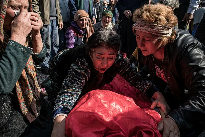 Azerbaycan'dan en acı kare! Kalleş saldırısı sonrası hayatını kaybeden anne ile kızı aynı tabutta - 2