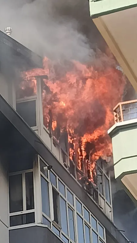 Ankara'da bir çocuk 3 katlı binanın balkonunda mahsur kaldı! Yanmaktan son anda kurtarıldı - 2