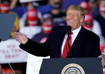 Donald Trump o ismi yerden yere vurdu: Ben bu aptalı dinleseydim...