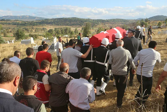 kagithanede-sehit-olan-polis-son-yolculuguna-ugurlandi-naasi-istanbul-emniyet-mudurlugunun-vatan-caddesindeki-1692978141826.jpg Kağıthane'de şehit olan polis memuru Hakan Telli son yolculuğuna uğurlandı