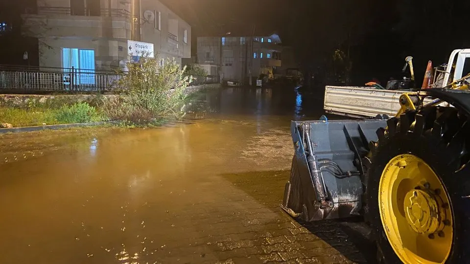 Marmaris’te sağanağa teslim oldu! Yollar kapandı, ev ve iş yerlerini su bastı
