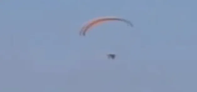 Rüzgara kapılan Türk paraşütçü Lübnan’a iniş yaptı! - 4
