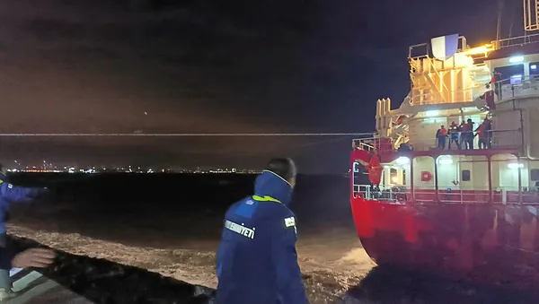 1701227498533.jpg Zeytinburnu açıklarında gemi karaya oturdu! 11 mürettebat kurtarıldı! 600 ton dizel yakıt... - 2