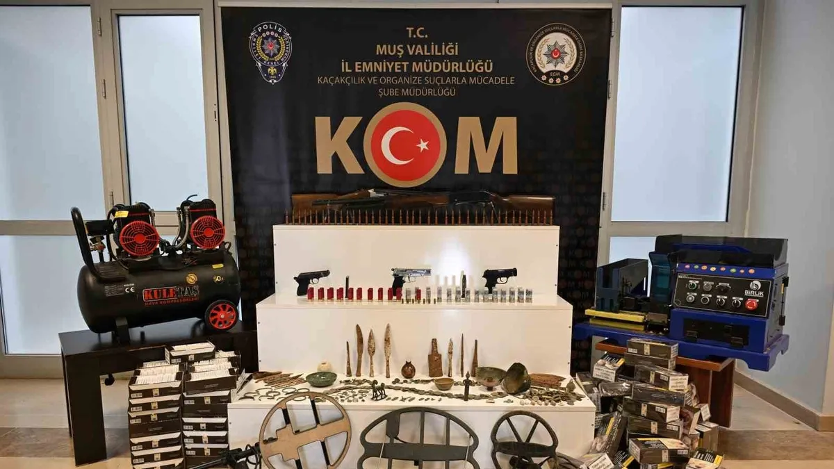 Muş'ta silah, mühimmat ve tarihi eser ele geçirildi
