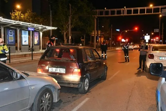 3 günlük sokağa çıkma kısıtlaması öncesi dev uygulama! 3 bin 837 kişiye ceza kesildi