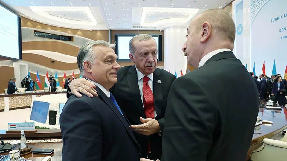 Türk Devletleri Zirvesi'nde liderin koyu sohbeti kameralara böyle takıldı