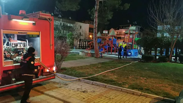 Denizli'de gençler ısınmak için ateş yaktı! Parka sıçradı - 4