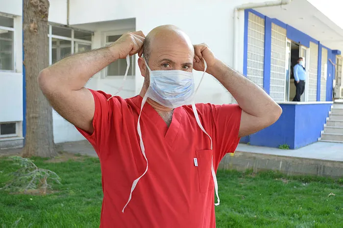 Siyah maske takanlar dikkat! Corona virüsten koruyor mu? sorusuna uzmandan yanıt