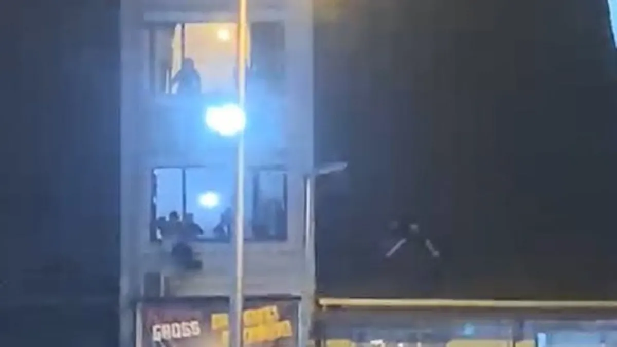 Fatih'te korku dolu anlar! Pencereden aşağı atıldı