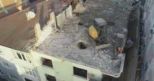 İstanbul’da ilginç yıkım! Hasar gören bina...