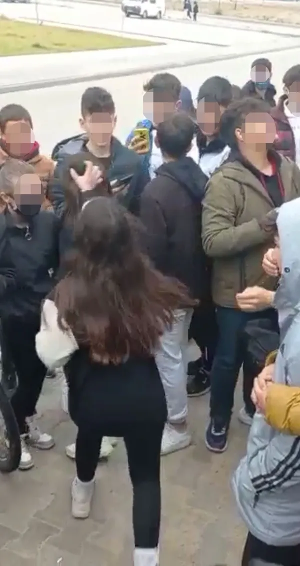 ispartada-liseli-kizlarin-kavgasi-o-anlari-kayda-alan-sahis-ayiriyormus-gibi-yapin-ayirmayin-1639561720987.jpg Isparta’da liseli kızların kavgası! O anları kayda alan şahıs: Ayırıyormuş gibi yapın ayırmayın - 3