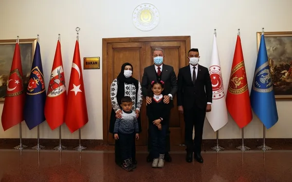 Minik Hira Milli Savunma Bakanı Hulusi Akar'ı ziyaret etti - 3