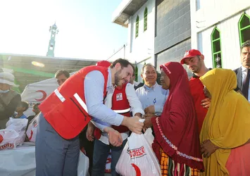 Bakan Albayrak Endonezya'da yardım dağıttı