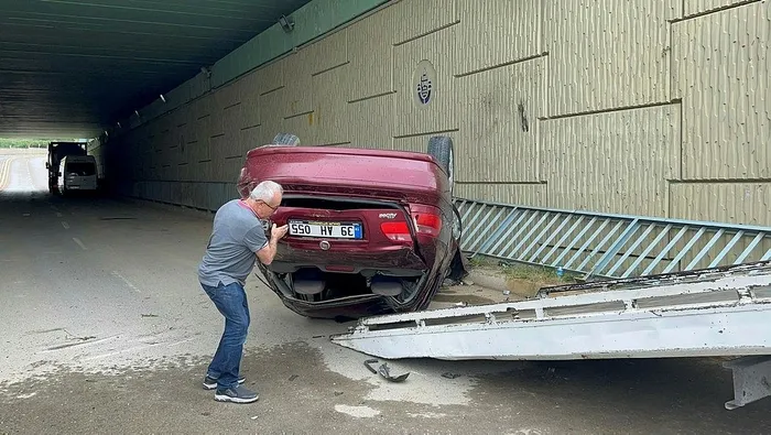 1713342797267.jpeg Tuzla'da kontrolden çıkan araç üst geçitten yere çakıldı - 2