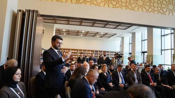 AK Parti’de Kütüphane Sohbetleri programının ilk konuğu Ömer Çelik oldu