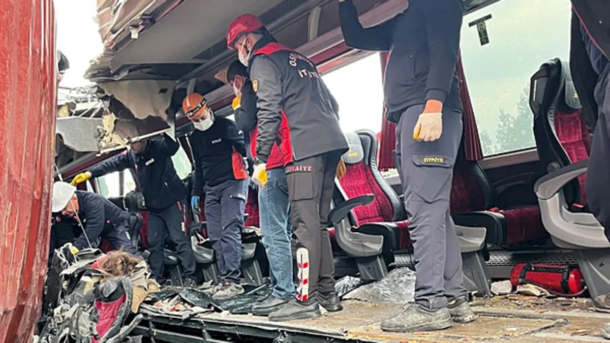 Yolcu otobüsü, otoyolda TIR'a çarptı: 7 ölü, 11 yaralı | İşte hayatını kaybedenlerin listesi..