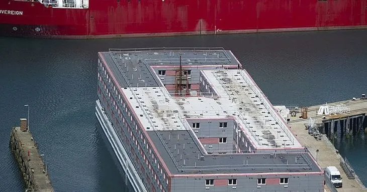 İngiltere’de Bibby Stockholm sığınmacı gemisindeki göçmen: Hayvanlardan daha kötü muamele görüyoruz