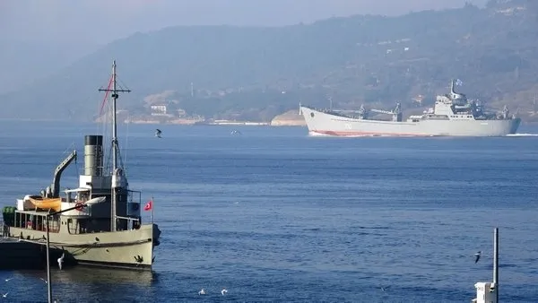 Son dakika: Doğu Akdeniz'de hareketli saatler! Rus savaş gemileri peş peşe Çanakkale Boğazı'ndan geçti - 5