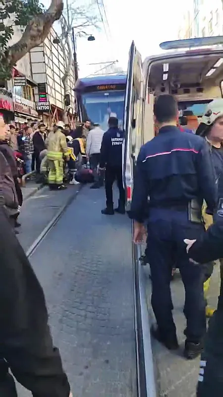 Son dakika | Sultanahmet'te feci kaza! Tramvay yayaya çarptı - 1