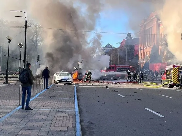 Son dakika: Rusya’nın vurduğu Kiev’den çarpıcı görüntüler: Yürüdüğü köprü havaya uçtu! Genç kızın korku dolu anları kamerada - 4