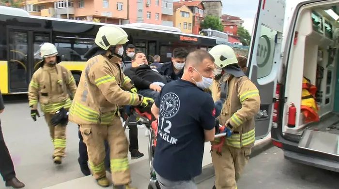 Son dakika: Pendik'te İETT otobüsü sulama aracına çarptı: 7 yaralı - 2