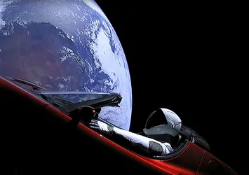 Elon Musk, Tesla'yı uzaya fırlatarak "paranın satın alamayacağı" reklamı yaptı