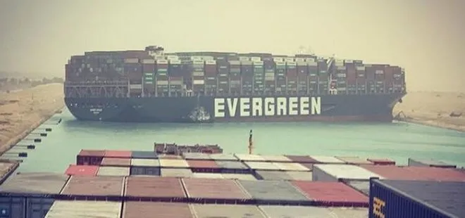 Süveyş Kanalı’nda dev gemi karaya oturdu! Dünya ticaret yolu durdu