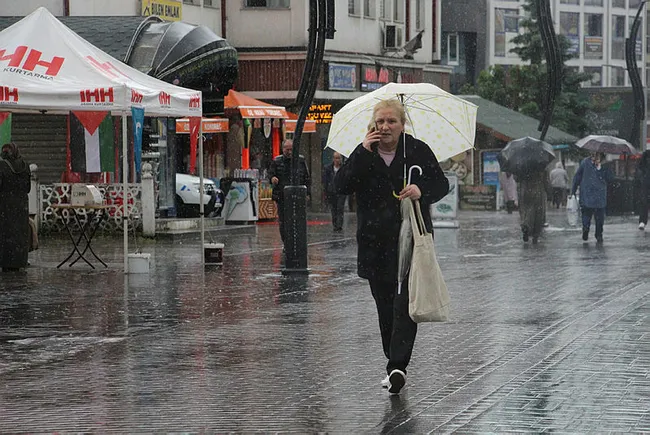 boluda-aniden-bastiran-saganak-hazirliksiz-yakaladi-1716470777118.jpg Bolu’da aniden bastıran sağanak hazırlıksız yakaladı - 1
