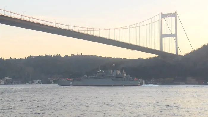 Son dakika: Rus savaş gemisi İstanbul Boğazı’ndan geçti! Dikkat çeken anlar: Tek sıra halinde dizildiler